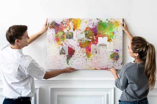 Lavagna di sughero con stampa artistica di schizzi di pittura colorati