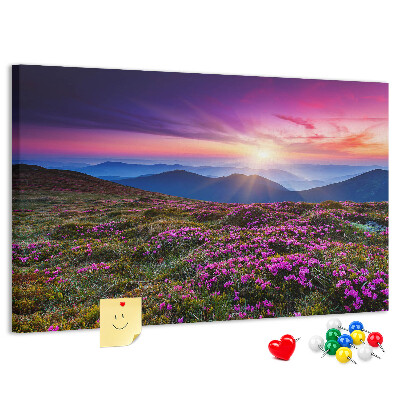 Bacheca in sughero con stampa di un pittoresco tramonto sul paesaggio montano