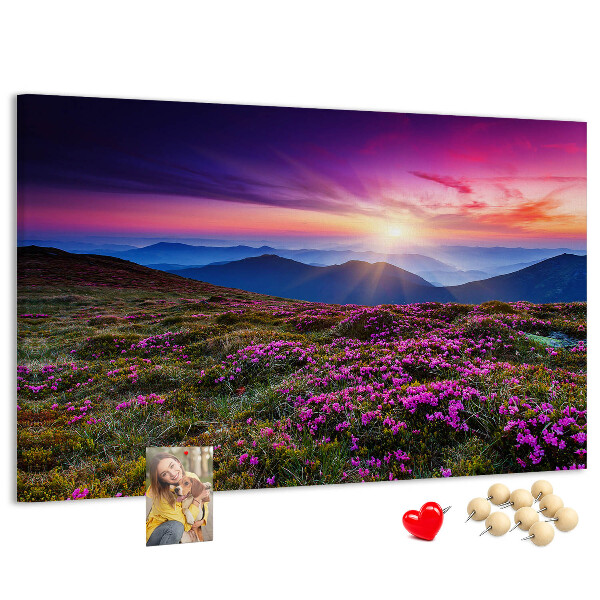 Bacheca in sughero con stampa di un pittoresco tramonto sul paesaggio montano
