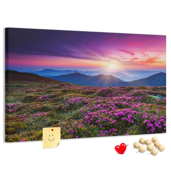 Bacheca in sughero con stampa di un pittoresco tramonto sul paesaggio montano