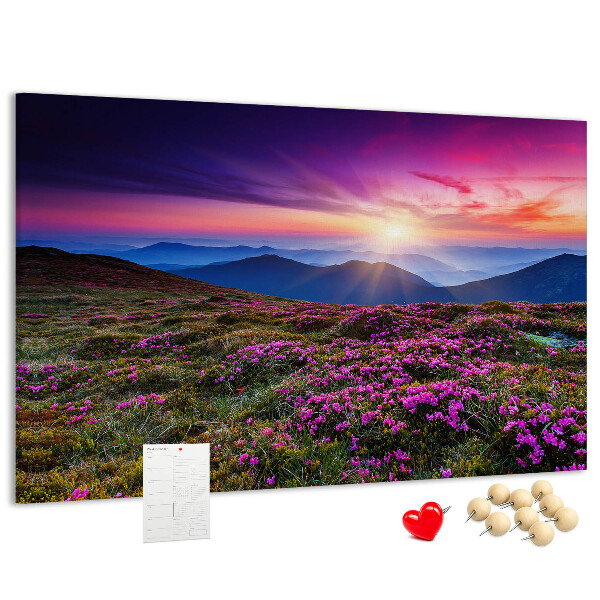 Bacheca in sughero con stampa di un pittoresco tramonto sul paesaggio montano