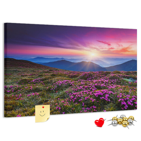 Bacheca in sughero con stampa di un pittoresco tramonto sul paesaggio montano