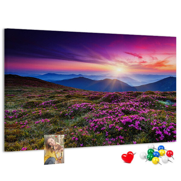 Bacheca in sughero con stampa di un pittoresco tramonto sul paesaggio montano