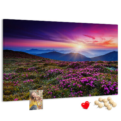 Bacheca in sughero con stampa di un pittoresco tramonto sul paesaggio montano