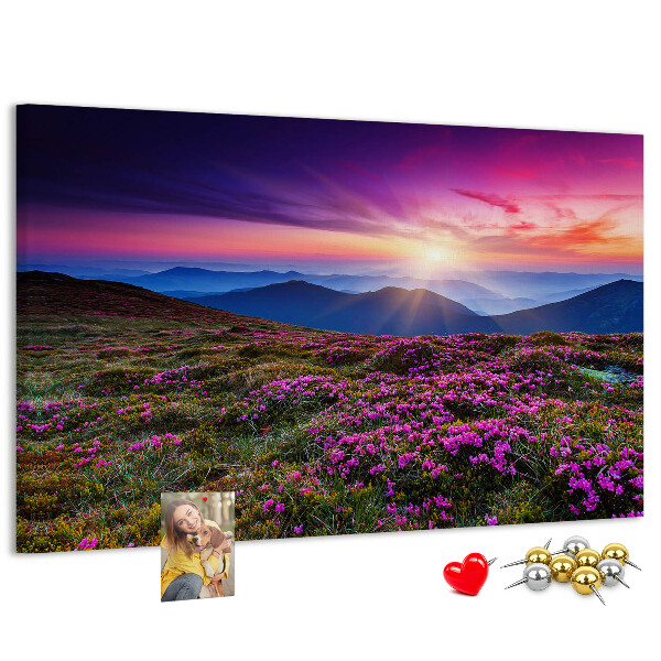 Bacheca in sughero con stampa di un pittoresco tramonto sul paesaggio montano