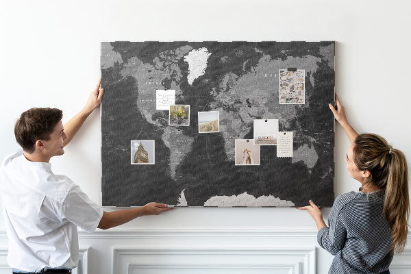 Lavagna di sughero mappa del mondo nera con contorni dei paesi