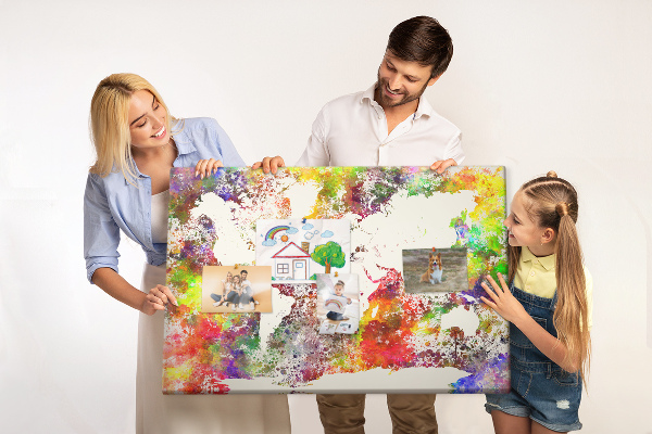 Bacheca in sughero mappa del mondo colorata in stile acquerello