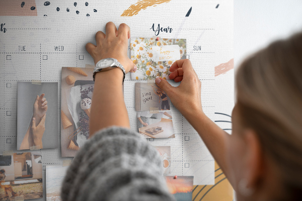 Bacheca in sughero calendario colorato con motivi astratti