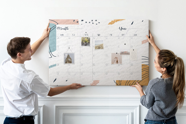 Bacheca in sughero calendario colorato con motivi astratti