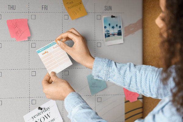 Bacheca in sughero calendario colorato con motivi astratti