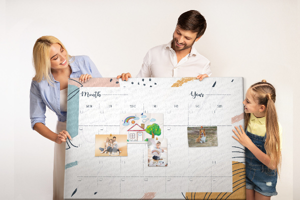 Bacheca in sughero calendario colorato con motivi astratti
