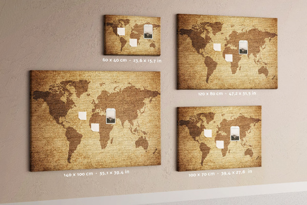 Lavagna di sughero con stampa antica mappa del mondo su sfondo bronzo