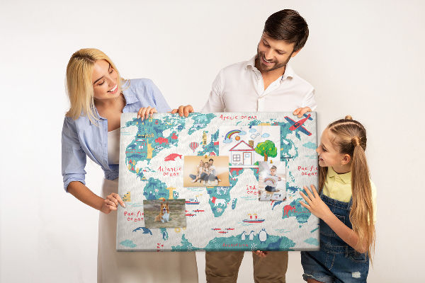 Lavagna di sughero mappa del mondo colorata con icone di animali