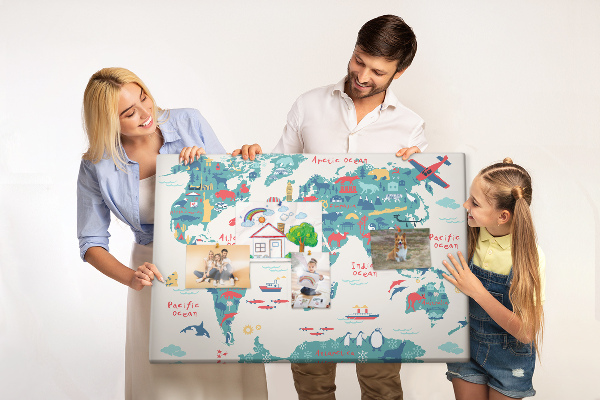 Lavagna di sughero mappa del mondo colorata con icone di animali