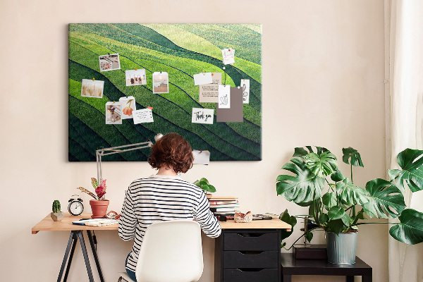 Bacheca in sughero con design ispirato alle onde verdi e alla texture della terra