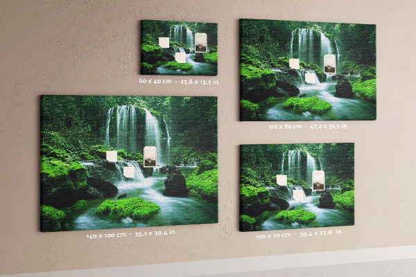 Lavagna di sughero con stampa di una cascata verde in una giungla lussureggiante
