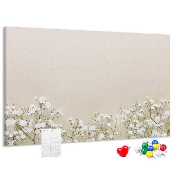 Lavagna di sughero con fiori delicati su sfondo neutro