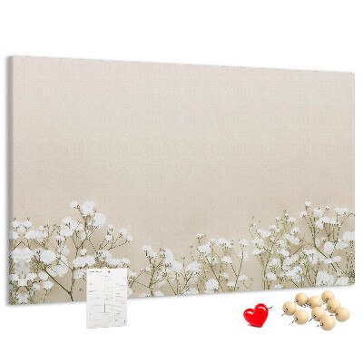 Lavagna di sughero con fiori delicati su sfondo neutro