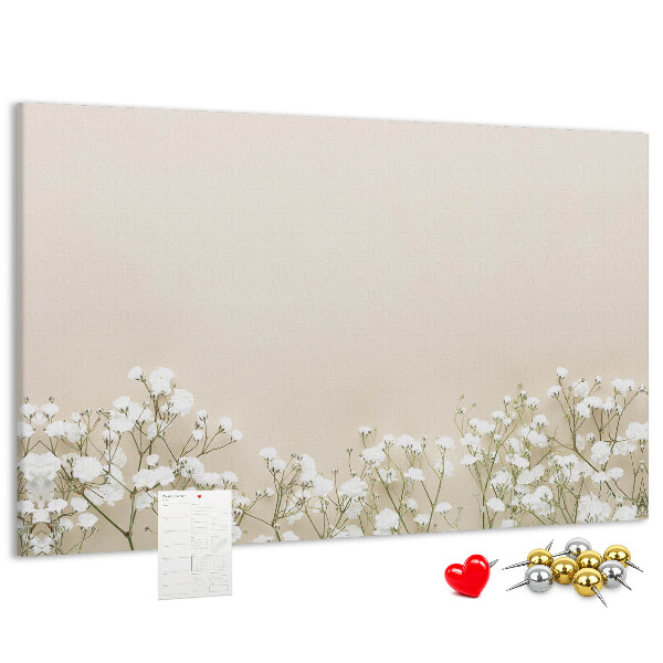 Lavagna di sughero con fiori delicati su sfondo neutro