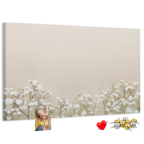 Lavagna di sughero con fiori delicati su sfondo neutro