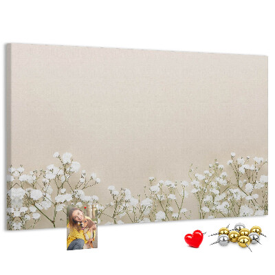 Lavagna di sughero con fiori delicati su sfondo neutro