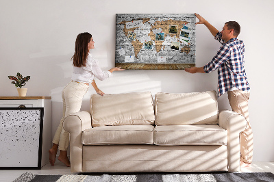 Lavagna di sughero mappa del mondo su muro di mattoni