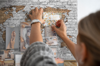 Lavagna di sughero mappa del mondo su muro di mattoni