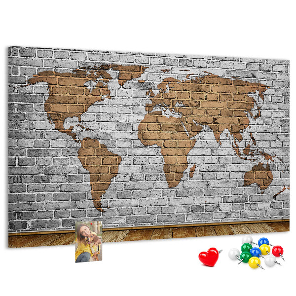Lavagna di sughero mappa del mondo su muro di mattoni