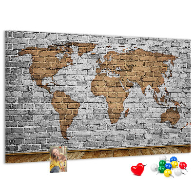 Lavagna di sughero mappa del mondo su muro di mattoni