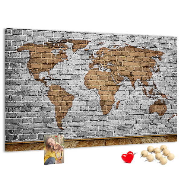 Lavagna di sughero mappa del mondo su muro di mattoni