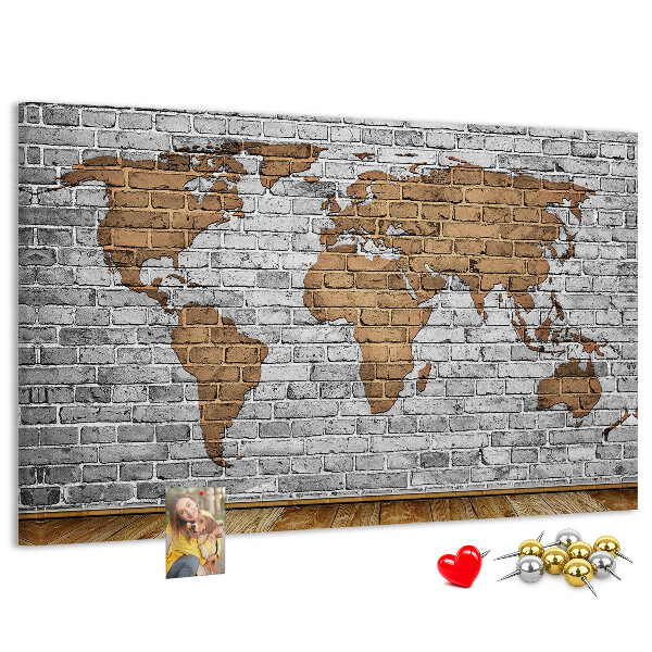 Lavagna di sughero mappa del mondo su muro di mattoni