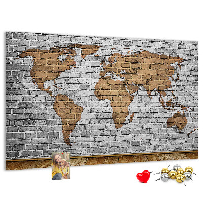 Lavagna di sughero mappa del mondo su muro di mattoni