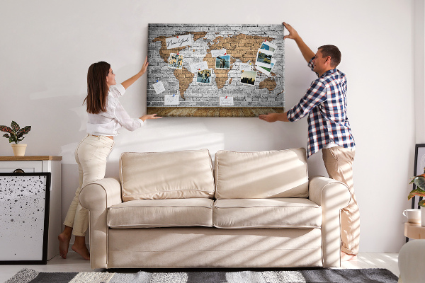 Lavagna di sughero mappa del mondo su muro di mattoni