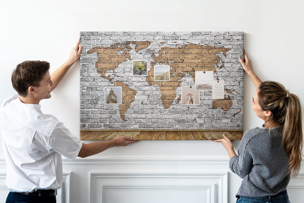 Lavagna di sughero mappa del mondo su muro di mattoni