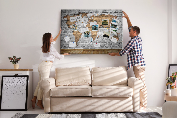 Lavagna di sughero mappa del mondo su muro di mattoni