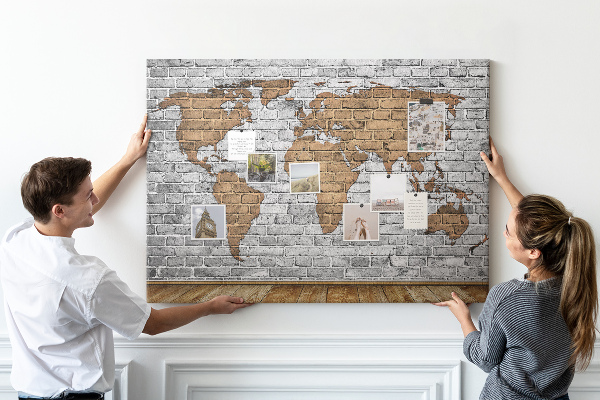 Lavagna di sughero mappa del mondo su muro di mattoni