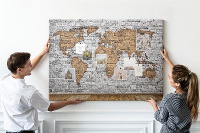 Lavagna di sughero mappa del mondo su muro di mattoni