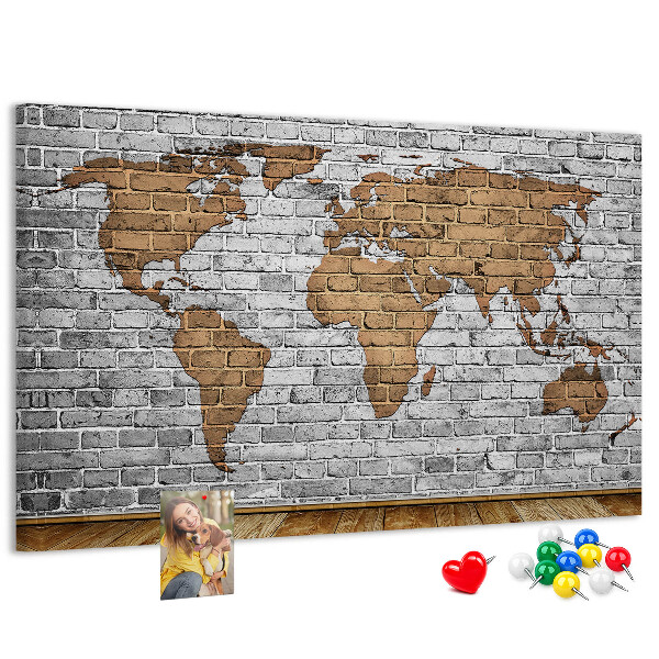 Lavagna di sughero mappa del mondo su muro di mattoni