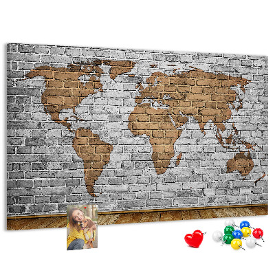 Lavagna di sughero mappa del mondo su muro di mattoni