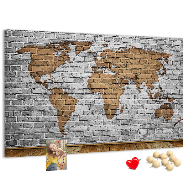 Lavagna di sughero mappa del mondo su muro di mattoni