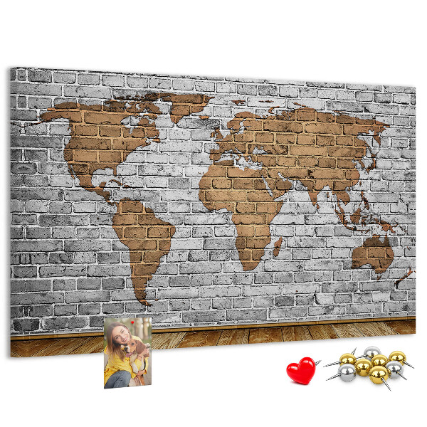Lavagna di sughero mappa del mondo su muro di mattoni
