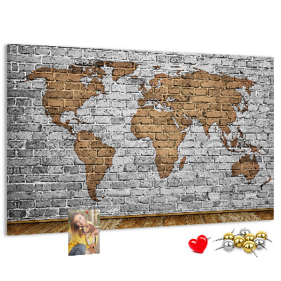 Lavagna di sughero mappa del mondo su muro di mattoni