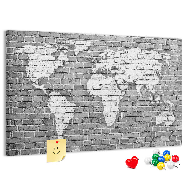 Bacheca in sughero con stampa di una mappa del mondo su muro di mattoni