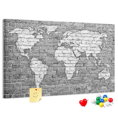 Bacheca in sughero con stampa di una mappa del mondo su muro di mattoni