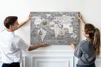 Bacheca in sughero con stampa di una mappa del mondo su muro di mattoni
