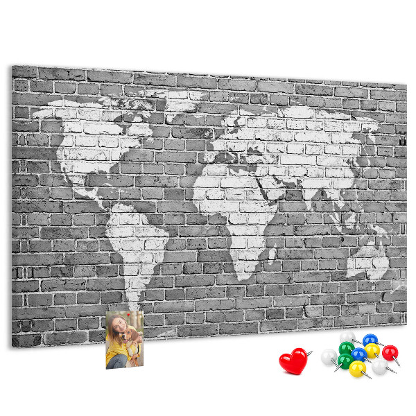 Bacheca in sughero con stampa di una mappa del mondo su muro di mattoni