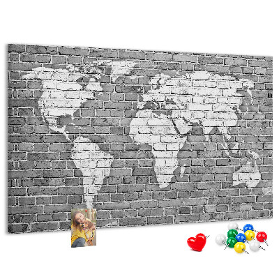 Bacheca in sughero con stampa di una mappa del mondo su muro di mattoni