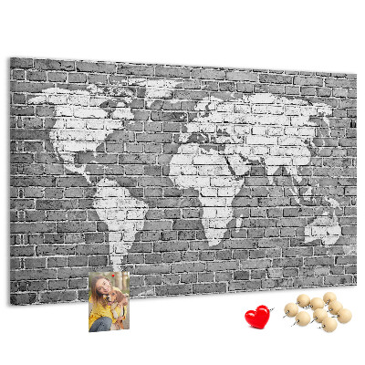 Bacheca in sughero con stampa di una mappa del mondo su muro di mattoni