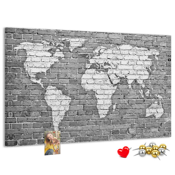 Bacheca in sughero con stampa di una mappa del mondo su muro di mattoni