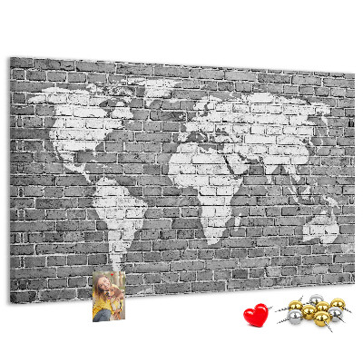 Bacheca in sughero con stampa di una mappa del mondo su muro di mattoni